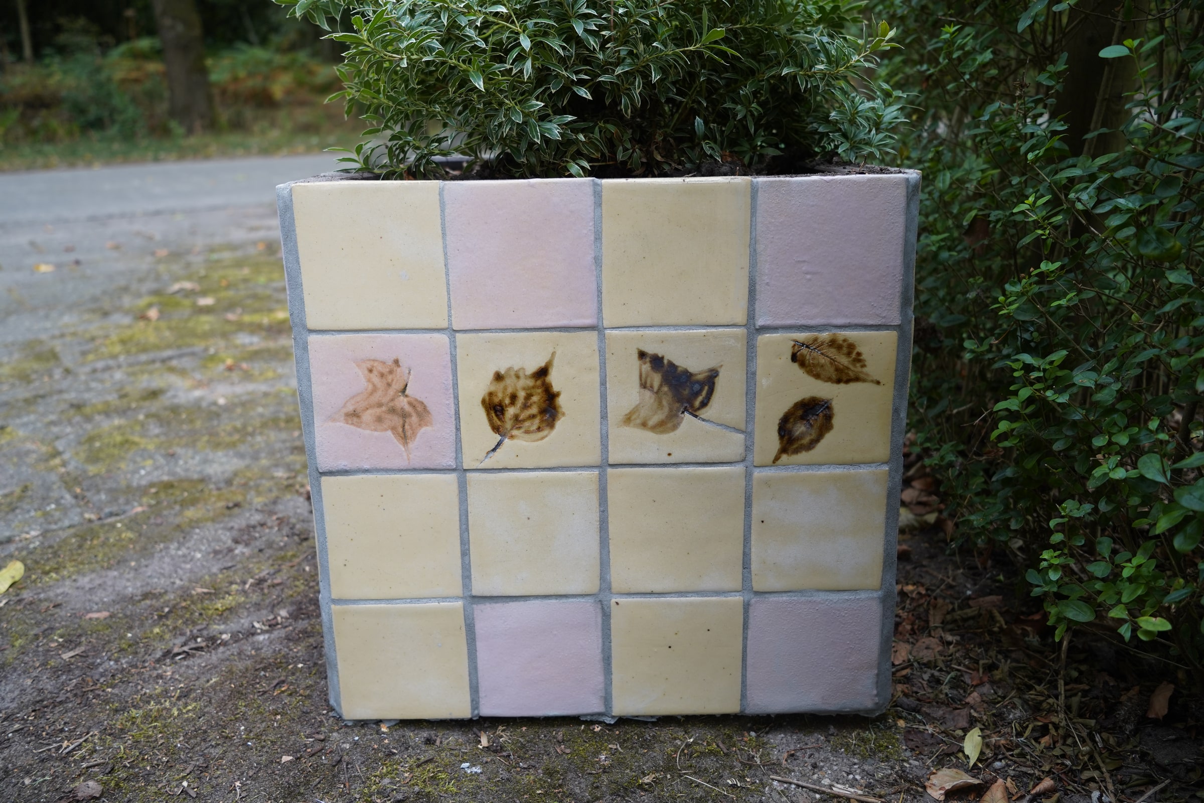 Detail van handgemaakte keramische tegels met botanische bladmotieven