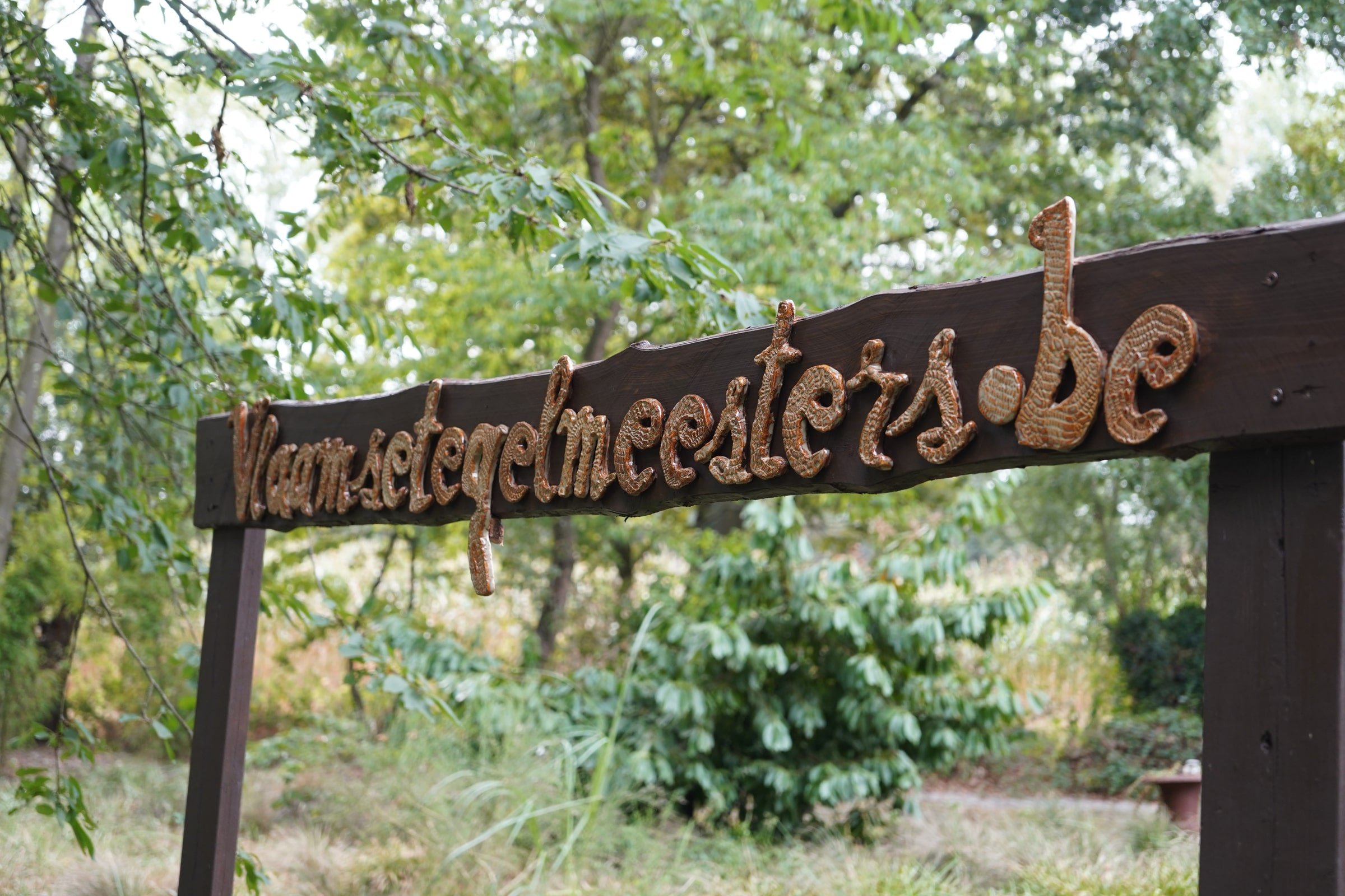 Keramisch bord van Vlaamse Tegelmeesters bij het atelier